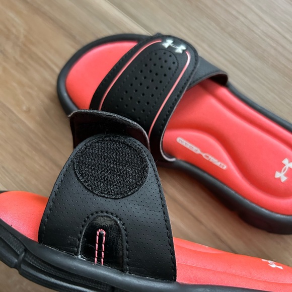 NWOT Girls Ignite Under Armour slides - Picture 5 of 8
